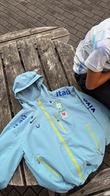 Veste imperméable du Brésil bleu ciel, vue 3 - Maison de la Veste